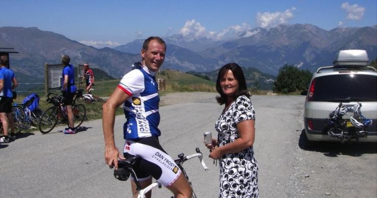 CYKELFERIE. Dan Frost, som fra 4. til 8. august kommenterer cykelløbet Post Danmark Rundt på DR1, har her taget et stop på toppen af Col du Mollard i De Franske Alper til en snak med hustruen Isabelle. Privatfoto 