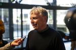 Penge. Uffe Elbæks beslutning om at sige nej til ministerpension oven i folketingslønnen kan lægge yderligere pres på forsvarsminister Carl Holst. 