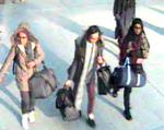 Radikaliseret. Her ses et overvågningsbillede af pigerne Shamima Begum, Kadiza Sultana og Amira Abase i færd med at forlade England. Teaterstykket skulle have været opført i samme område i London som pigerne kom fra. 