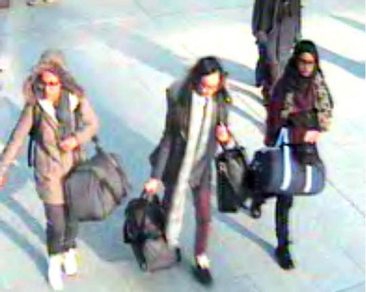 Radikaliseret. Her ses et overvågningsbillede af pigerne Shamima Begum, Kadiza Sultana og Amira Abase i færd med at forlade England. Teaterstykket skulle have været opført i samme område i London som pigerne kom fra. 
