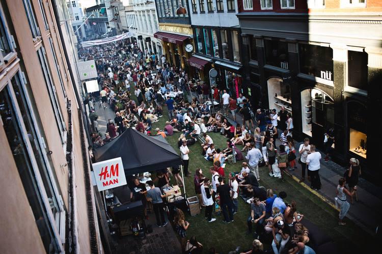 Kronprinsensgade. Der bliver lagt græs på gaden og holdt havefest i Indre By. 