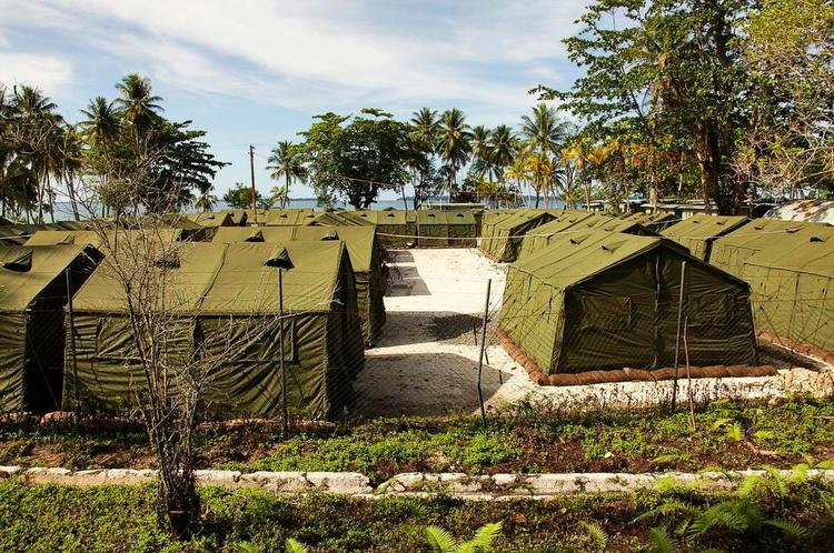 lejrliv. Australien har blandt andet oprettet lejre til bådflygtninge i Nauru og som her på øen Manus i Papua ny Guinea. På den måde signalerer Australien, at asylansøgere ikke skal regne med at få opholdstilladelse i selve Australien, og med tiden satser man på, at omkostningerne ved at drive lejrene - cirka 2,7 millioner kroner per person - bliver mindre end den gevinst, man henter ind via færre asylansøgere. 