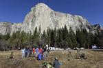 YOSEMITE i Californien er en af det vestlige USA’s mest populære parker. Hvis man holder sig til gangstierne omkring besøgscentret i Yosemite Village, risikerer man ikke noget. Men klatreturen op til Half Dome koster regelmæssigt dødsofre. Vejret kan skifte lynhurtigt, og så kan klipperne blive glatte som sæbe. To faldskærmsudspringere er omkommet i år. Yosemite havde et rædselsår i 2011 med op mod 20 dødsfald. På billedet ses El Capitan. 