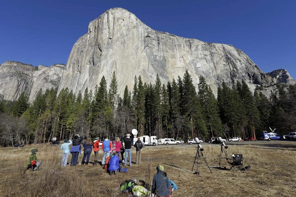YOSEMITE i Californien er en af det vestlige USA’s mest populære parker. Hvis man holder sig til gangstierne omkring besøgscentret i Yosemite Village, risikerer man ikke noget. Men klatreturen op til Half Dome koster regelmæssigt dødsofre. Vejret kan skifte lynhurtigt, og så kan klipperne blive glatte som sæbe. To faldskærmsudspringere er omkommet i år. Yosemite havde et rædselsår i 2011 med op mod 20 dødsfald. På billedet ses El Capitan. 