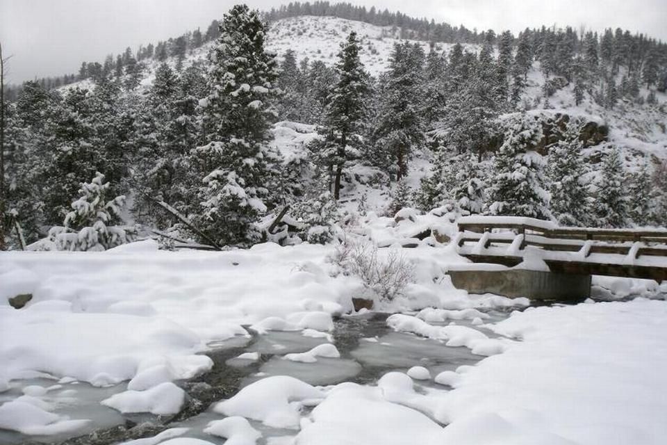 ROCKY Mountains National Park i Colorado minder meget om Yosemite. Venlig og tilfængelig de fleste steder, men bjergene kan vise tænder, hvis man bevæger sig væk fra alfarvej. Her kommer man ud på smalle stier, hvor der er risiko for klippeskred. I gennemsnit er der ét dødsfald i parken om året. Til oktober kan sneen dække området ved Horseshoe Park (billedet). 