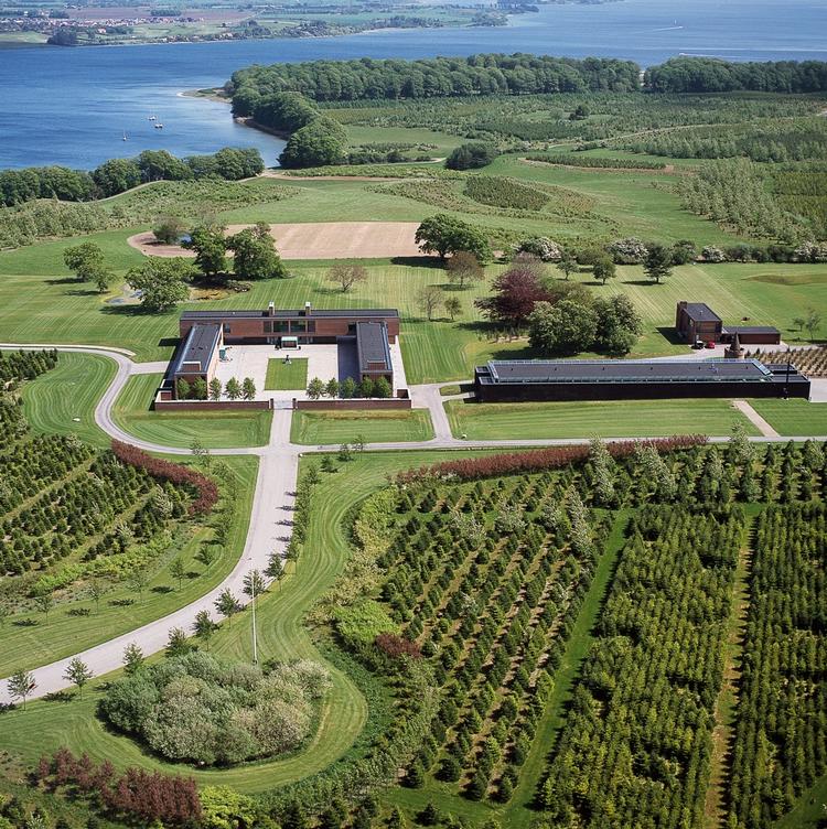 Natur. På Fænø kan private firmaer og velhavende privatpersoner købe fester, konferencer, eller jagtture i eksklusive og diskrete omgivelser. For hvad der sker på Fænø, og hvem der er gæster, det får ingen at vide. 