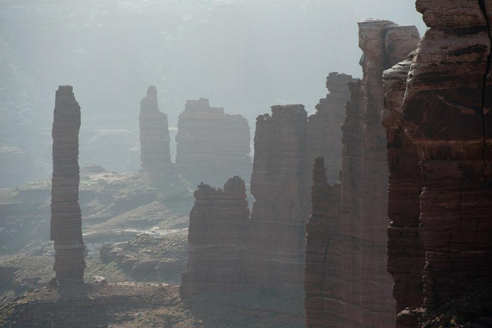 CANYONLANDS i Utah har utrolige klippeformationer, men det er også et ekstremt øde område, hvor en redningsaktion kan tage flere dage. Det blev skildret i filmen ’127 Hours’. Den handlede om vandreren Aron Halston, der kom i klemme mellem klipperne og måtte skære sin egen arm af for at komme fri. Heden i området kan være næsten lammende, så hvis man ikke har vand nok med, er dehydrering en alvorlig fare. 