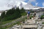 MOUNT Rainier i Washington er en park, der ser fredelig ud. Der kan dog opstå pludselige springfloder og mudderskred, der kan ramme vandrere. Det meste af parken er let tilgængelig, og hvis man følger rangernes råd, vil man få et trygt ophold. 
