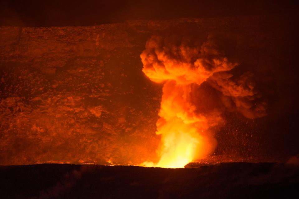 HAWAIIS Volcanoes National Park giver næsten et møde med jordens indre. Det ser dramatisk ud, og man kan komme ret tæt på den glødende lava flere steder. Hvis man følger instrukserne fra rangerne og skiltningen, skulle det være uden risiko. Går man på egen hånd, kan man formentlig komme galt af sted. 