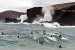Oahu på Hawaii har strande, der ikke er for nybegyndere. De gigantiske bølger kan være sjove for erfarne surfere, men de kraftige strømme trækker hvert år svømmere til havs. Ved strandene er der ofte stejle klipper, hvor man ikke skal gå for tæt på kanten. Nedstyrtningsfare truer. 