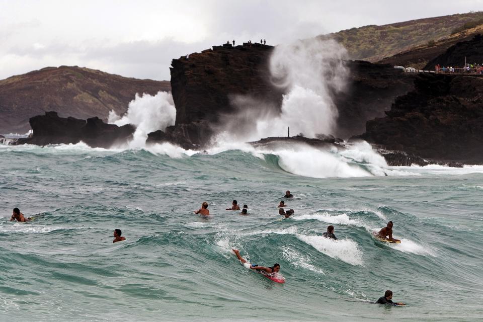 Oahu på Hawaii har strande, der ikke er for nybegyndere. De gigantiske bølger kan være sjove for erfarne surfere, men de kraftige strømme trækker hvert år svømmere til havs. Ved strandene er der ofte stejle klipper, hvor man ikke skal gå for tæt på kanten. Nedstyrtningsfare truer. 