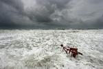 Volusia County i Florida har verdensrekord i antallet af hajangreb på mennesker. På billedet er en begyndende orkan dog nok et større faremoment. Og hajerne her i farvandet har endnu ikke dræbt et menneske. 