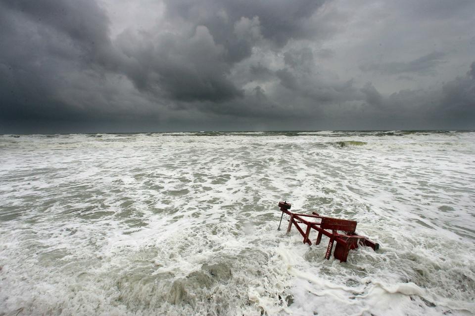 Volusia County i Florida har verdensrekord i antallet af hajangreb på mennesker. På billedet er en begyndende orkan dog nok et større faremoment. Og hajerne her i farvandet har endnu ikke dræbt et menneske. 