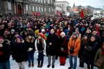 Folkesagen. På få uger blev skænderiet om salget af 20 procent af aktierne i det statslige energiselskab Dong brændbart. demonstranter i århus og København rasede over et påstået brandudsalg af statslige værdier, og på Facebook protesterede op mod 200.000. 