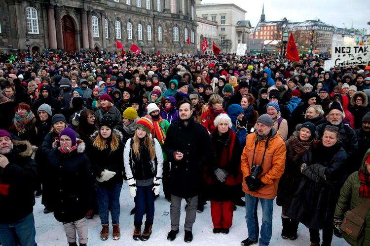 Folkesagen. På få uger blev skænderiet om salget af 20 procent af aktierne i det statslige energiselskab Dong brændbart. demonstranter i århus og København rasede over et påstået brandudsalg af statslige værdier, og på Facebook protesterede op mod 200.000. 