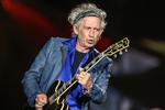 Adrenalin. Det giver stadig et kick at være på scenen, fortæller 71-årige Keith Richards. Han spiser ikke grøntsager, men hans kone giver ham vitampiller. 