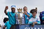 PREMIERE. På lørdag løber en stor del af verdens dyreste fodboldsspillere på grønsværen i England, når Premier League igen begynder. Politikens Fodboldmagasin guider lytterne igennem de vigtigste transfers og de bedste hold til den nye sæson. 