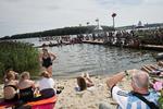 Festivalvejr. Festivalgæster tager en dukkert i Skanderborg, hvor Smukfest disse dage løber af stablen. Weekendens lune og solrige vejr  skulle give gode muligheder for flere badeture, også i resten af landet. 