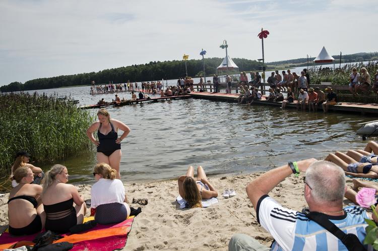Festivalvejr. Festivalgæster tager en dukkert i Skanderborg, hvor Smukfest disse dage løber af stablen. Weekendens lune og solrige vejr  skulle give gode muligheder for flere badeture, også i resten af landet. 