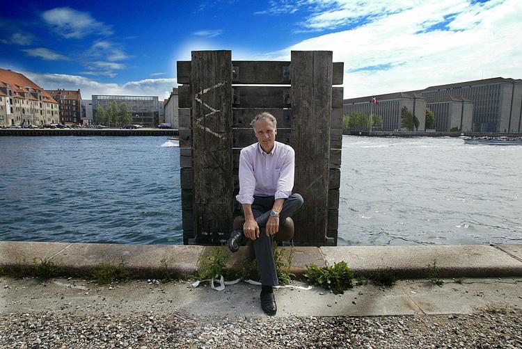 Designpolitik. Vil Bertel Haarder, som ny kulturminister, lave en strategi for at fastholde Danmarks position som designnation? 