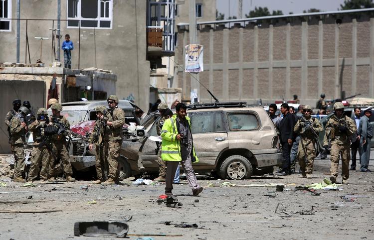 Afghanistan.  Billedet her er fra et selvmordsangreb på lufthavnen i hovedstaden Kabul tidligere i år. 