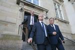 Efter Carl Holst (i midten) blev udnævnt til minister, er han røget ud i flere problemer. 
