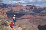 GRAND Canyon i Arizona er dybest set én stor slugt med en rivende flod i bunden. En del personer er styrtet i døden, og de to vandrere på billedet befinder sig faktisk en smule for tæt på kanten. Den yderste del af klippen kan nemlig være porøs. Temperaturerne kan let være på 35 grader og derover. Væskemangel på en vandretur ned og op er derfor en yderligere risiko. 