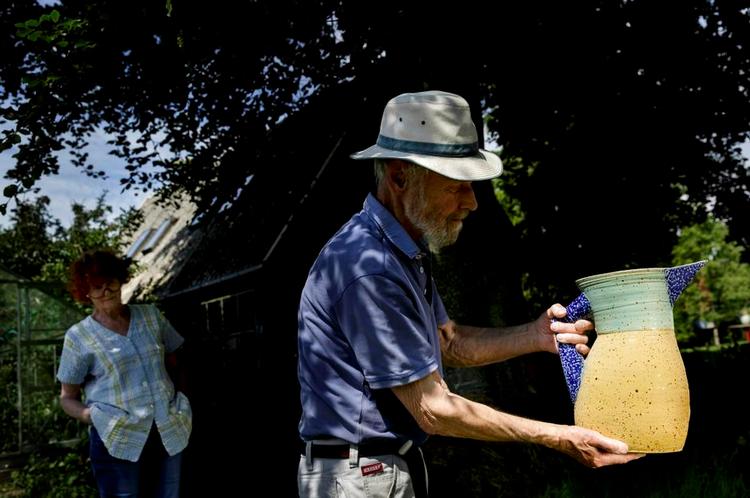 Geometrisk. Hans og Birgitte Börjesen er især kendt for deres store saltglaserede kander. 