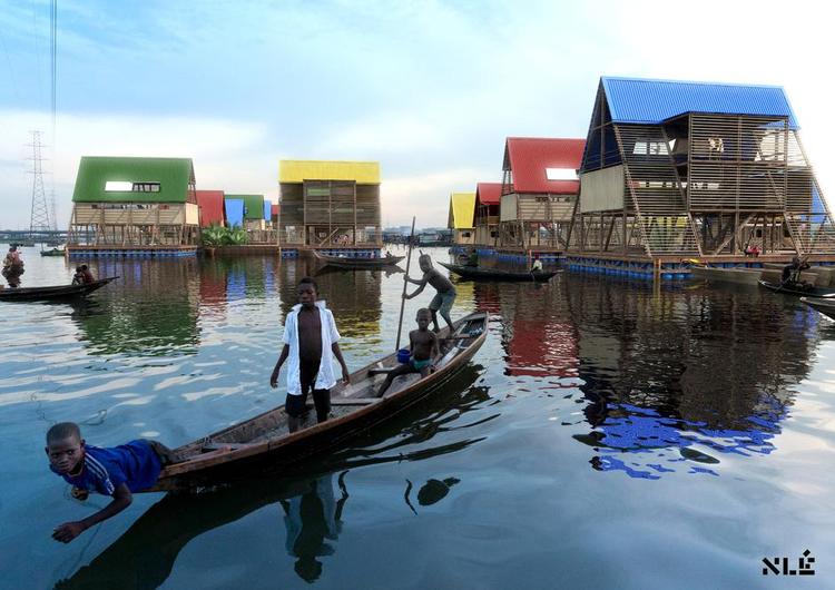 Hyæne. På udstillingen er blandt andet dette billede af dagligdagen i motorvejens skygge i Lagos, Nigeria anno 2007: Abdullahi Mohammed med sin hyæne, som han havde givet navnet Mainasara. Foto: Pieter Hugo/ Courtesy: Priska Pasquer 