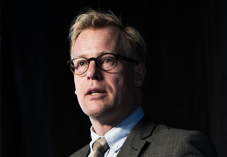 Beslutning. Forsvarsminister Carl Holst har valgt at afstå fra knap halvdelen af det eftervederlag, han har modtaget fra Region Syddanmark samtidig, at han har arbejdet som minister. 