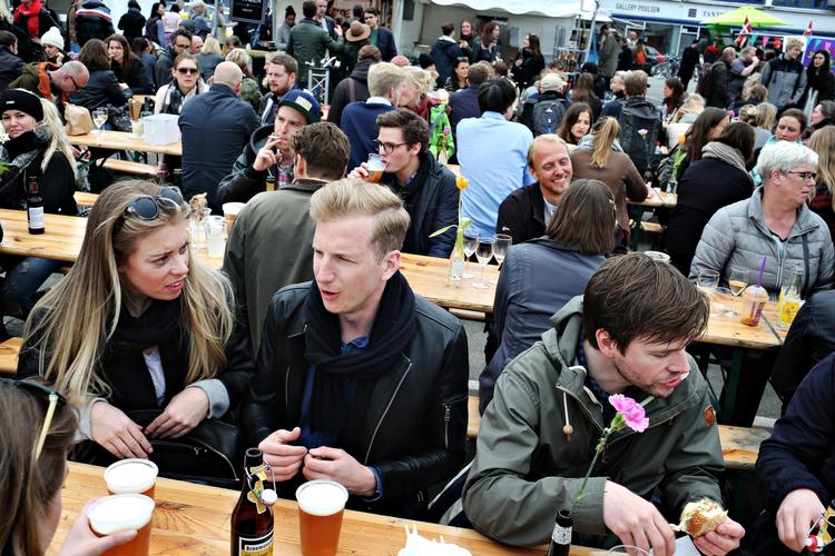 Rullemad. Bliver du træt af rulleriet til Roller Skate Disco, kan du få rulle-venlig mad i Kødbyen. 