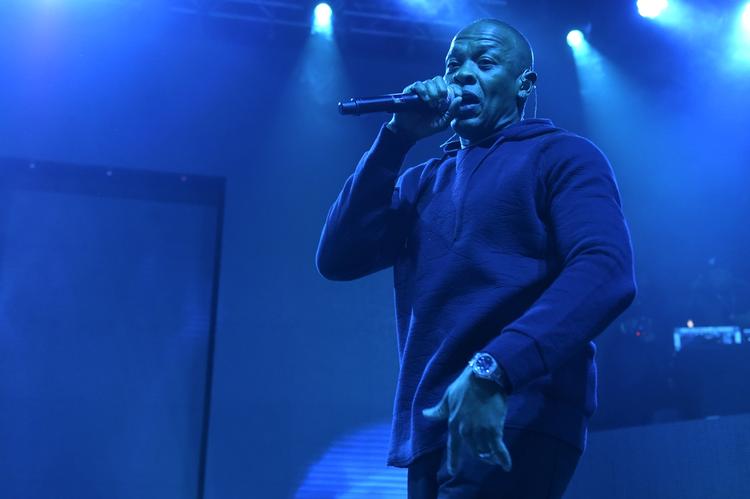 Boss. Dr. Dre. Milliardær, multi. 51 år. Viser stadig, hvor skabet skal stå. 