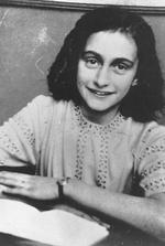 Læs! Anne Franks dagbog er stærk og underholdende læsning. En glimrende anbefaling til de større skolebørn. Og alle os andre. 