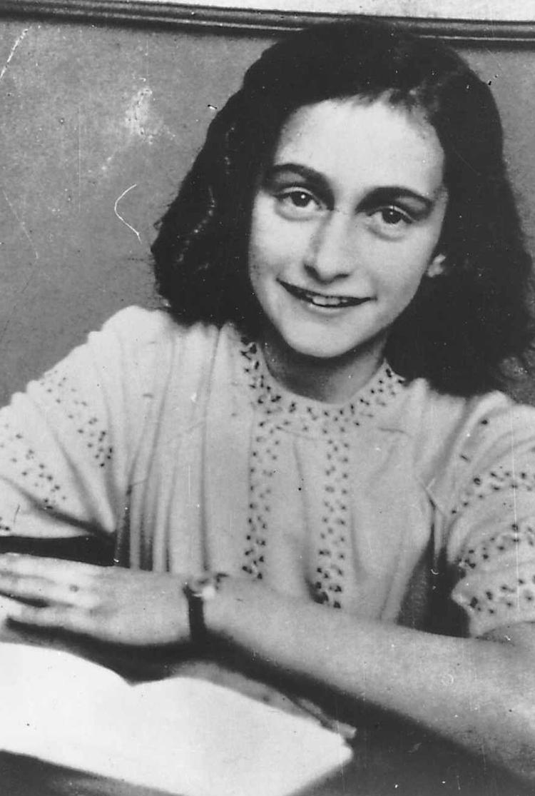 Læs! Anne Franks dagbog er stærk og underholdende læsning. En glimrende anbefaling til de større skolebørn. Og alle os andre. 