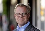 Stormvejr. Forsvarsminister og minister for nordisk samarbejde Carl Holst kom i modvind, da han valgte at modtage eftervederlag fra sin tid som regionspolitiker oven i minsterløn. 