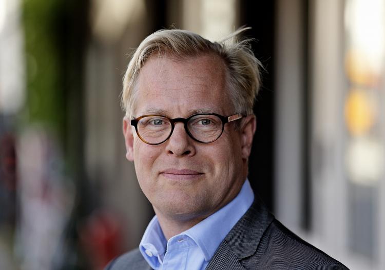 Stormvejr. Forsvarsminister og minister for nordisk samarbejde Carl Holst kom i modvind, da han valgte at modtage eftervederlag fra sin tid som regionspolitiker oven i minsterløn. 