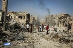 Ødelæggelser. Indbyggere går rundt i  Ariha, efter at et syrisk militærfly styrtede ned i byen. 