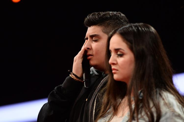 Tårer. Konkurrenceprogrammer og reality-tv sætter vores daglige magtspil på spidsen. De skræller alle andre hensyn væk og viser de unge de rene sociale kampe og reglerne for konkurrencen. Her ses Baraa Qadoura og Tannaz Hakami da X Factor liveshowet blev sendt fra DR Byen i København. 