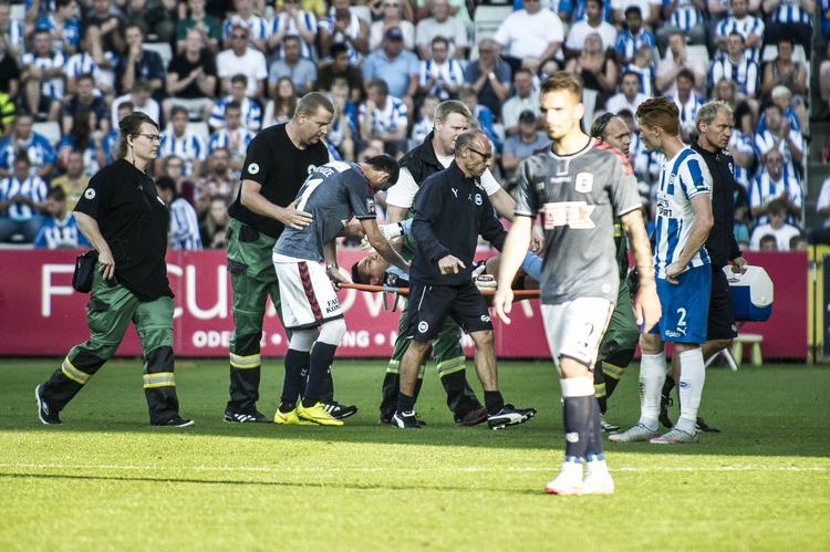 Uheldig. Michael Falkesgaard måtte bæres fra banen, da OB fredag aften spillede 2-2 mod AGF i Alka Superligaen. 