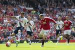 HOVSA. Tottenhams Kyle Walker (tv.), her overvåget af Wayne Rooney,  kommer til at score i eget net, hvilket straks ændrede spillets fordeling i 1. halvleg. 