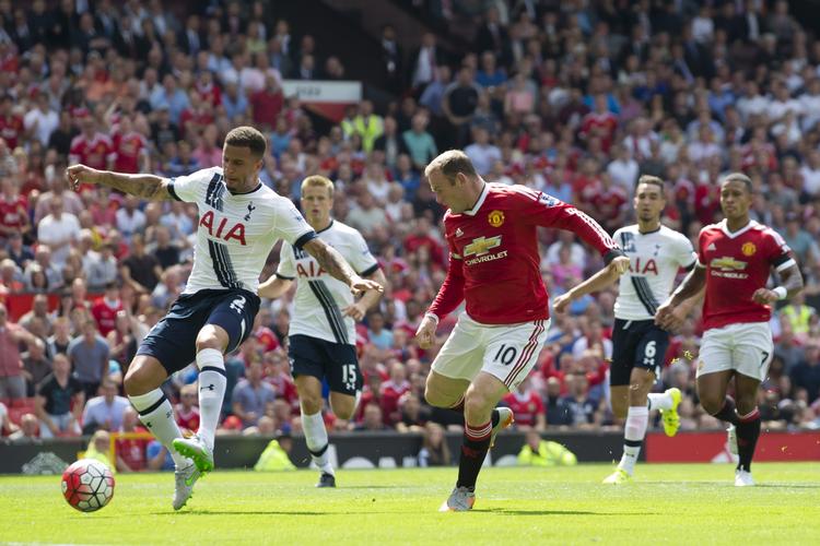 HOVSA. Tottenhams Kyle Walker (tv.), her overvåget af Wayne Rooney,  kommer til at score i eget net, hvilket straks ændrede spillets fordeling i 1. halvleg. 