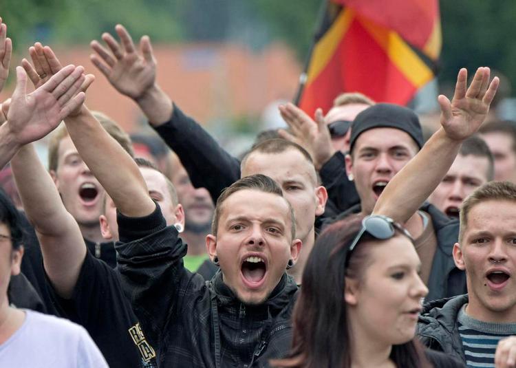 Skrid. Især i det tidligere Østtyskland er der demonstrationer, hvor asylansøgere og andre indvandrere højlydt bliver bedt om at rejse hjem igen. 