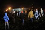 Migrantkrise. Migranter forsøger at trænge ind i Eurotunnelen i ly af mørket. Det får briterne til at overveje at lukke tunnelen om natten. 