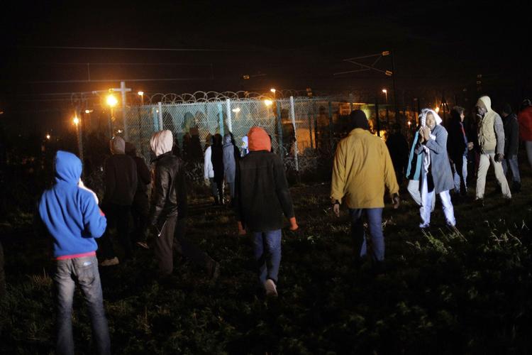 Migrantkrise. Migranter forsøger at trænge ind i Eurotunnelen i ly af mørket. Det får briterne til at overveje at lukke tunnelen om natten. 