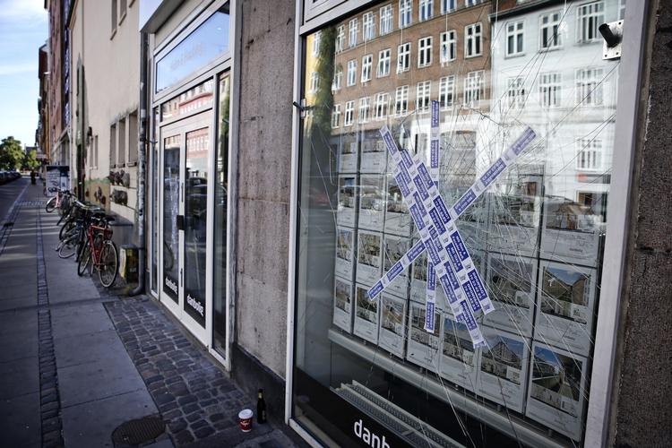 Hærværk. Knuste butiksruder var resultatet af nattens demonstration på Nørrebro. 