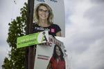 Farveløs. Alternativet har aldrig været meget for at placere sig selv på en politisk skala. Her hænger en af deres valgplakater fra folketingsvalget mellem plakater fra hhv. Radikale og SF. 