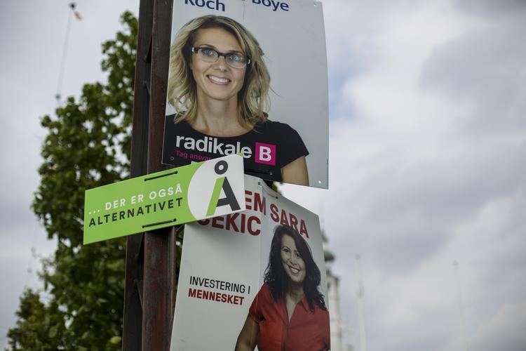 Farveløs. Alternativet har aldrig været meget for at placere sig selv på en politisk skala. Her hænger en af deres valgplakater fra folketingsvalget mellem plakater fra hhv. Radikale og SF. 