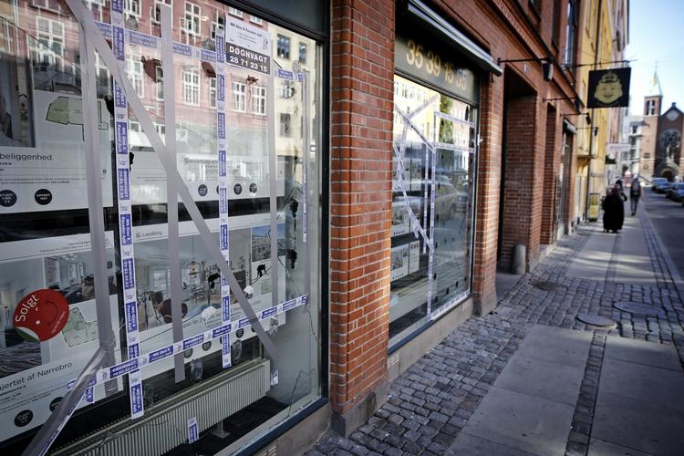 Hærværk. Nattens hærværk på Nørrebro bød på adskillige smadrede ruder og grafitti. Demonstranterne kastede derudover med molotovcocktails mod politiet. 