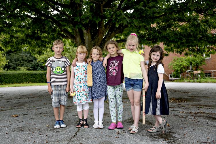 øsamfund. I dag starter Wiktor, Mie, Johanne, Nikola, Katrine og Andrea i den nye privatskole på Fejø. 