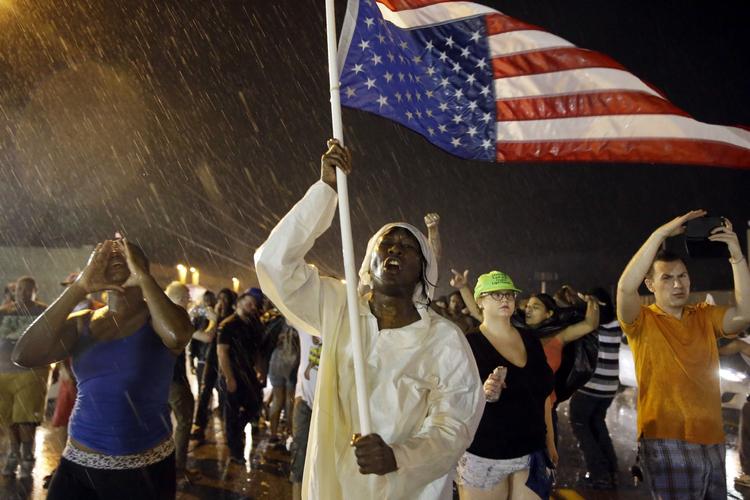 Protestmarch. Årsdagen for drabet på 18-årige Michael Brown har ikke kun affødt mindehøjtideligheder i den amerikanske by Ferguson, men også protester og demonstrationer. 